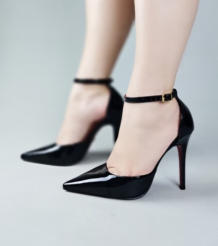 Scarpin Boneca detalhe sola vermelha